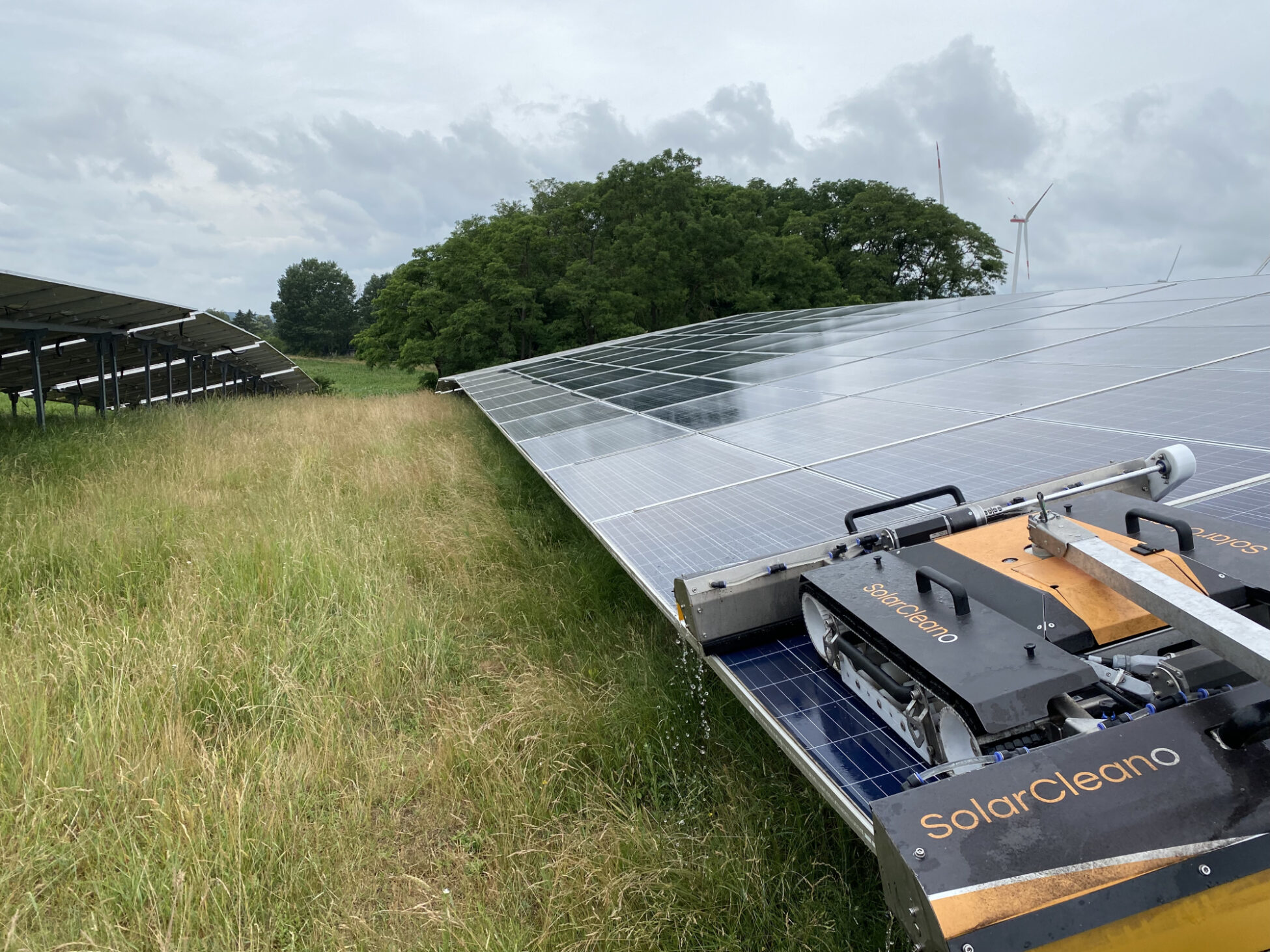 Solarpark Reinigung mit Roboter