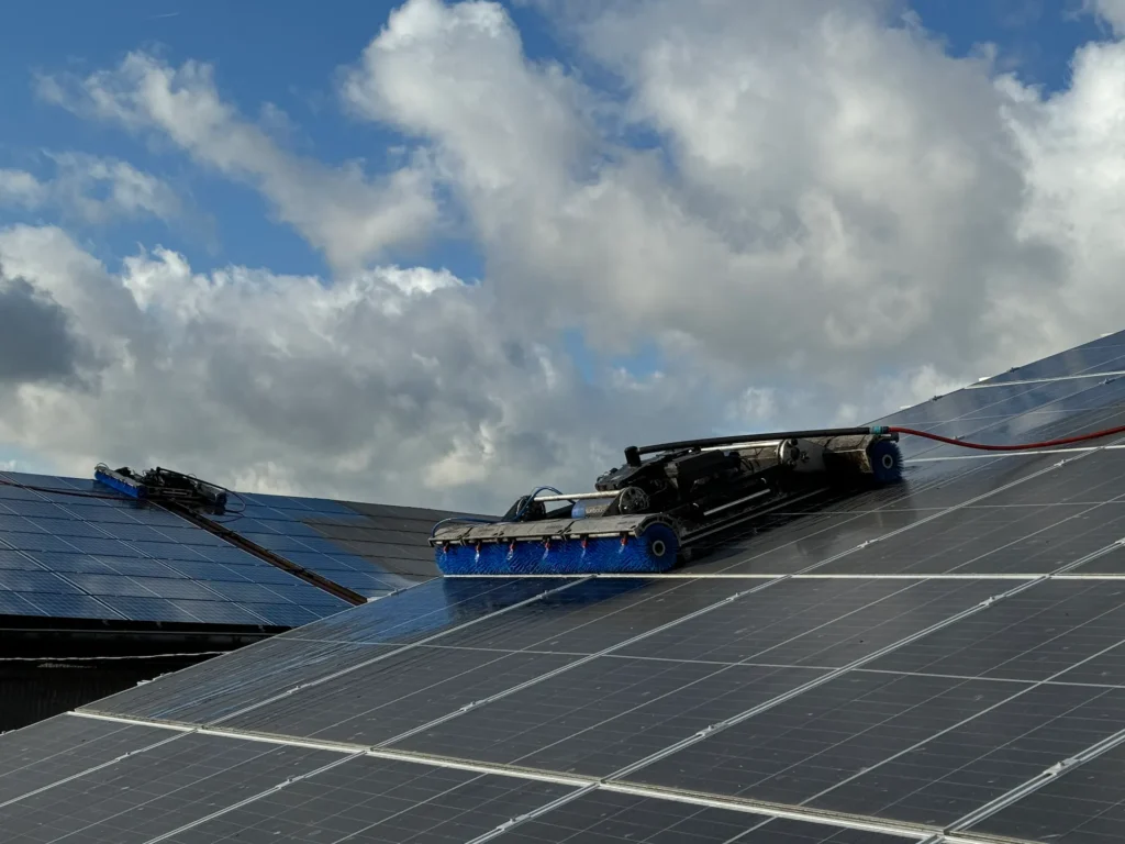 Solaranlage unter wolkigem Himmel.